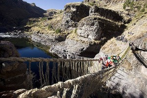 Il ponte inca vicino a Cusco (Perù) che viene ricostruito ogni anno.