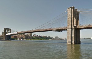 Il Ponte di Brooklyn, che collega l’isola di Manhattan al quartiere di Brooklyn.