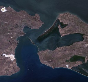 641px-Kerch_Strait,_Ukraine,_Russia,_near_natural_colors_satellite_image,_LandSat-5,_2011-08-30
