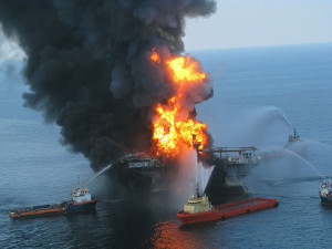 1024px-Deepwater_Horizon_offshore_drilling_unit_on_fire_2010