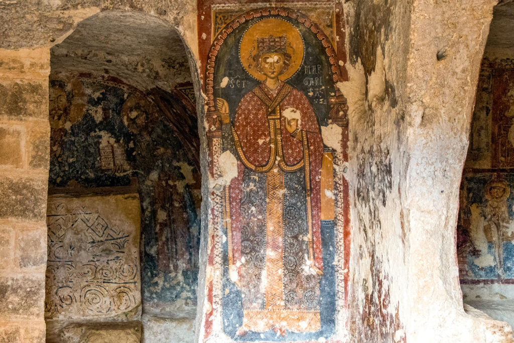 Affreschi-chiesa-rupestre-Santa-Margherita-a-Mottola