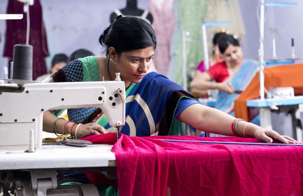 fast-fashion-bangladesh-donna-al-lavoro-tessile