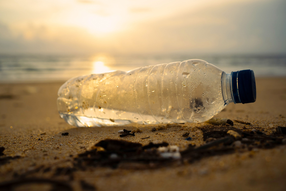Dove finisce la tua bottiglietta di plastica?