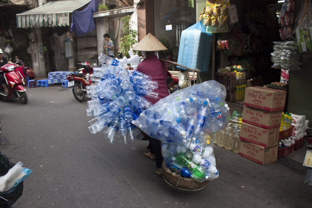 Hanoi-Ve-chai-raccolta-plastica-urbana