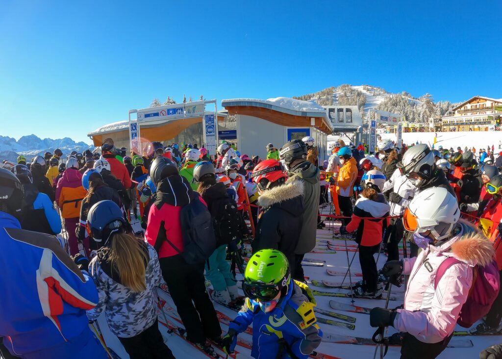 Alpi-stazione-sciistica-affollata